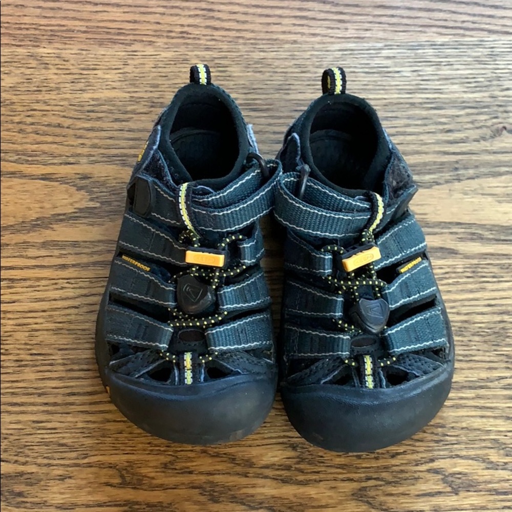 Keen toddler size 9 sandals